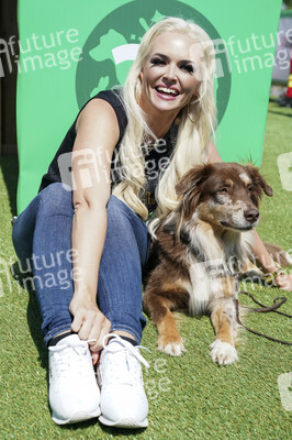 Daniela Katzenberger eröffnet eine schwimmende Hundewiese in Düsseldorf