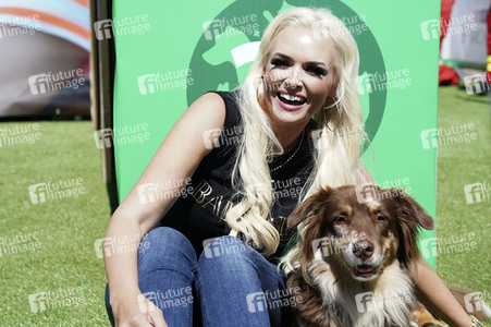 Daniela Katzenberger eröffnet eine schwimmende Hundewiese in Düsseldorf