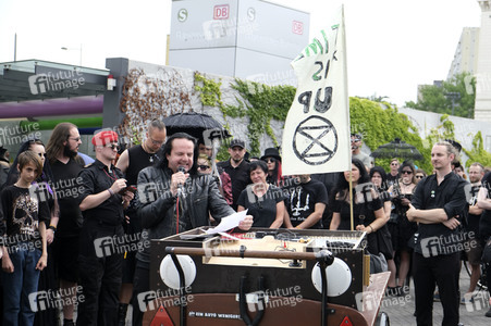 Demonstration von Bersuchern des Wave-Gotik-Treffens und Extinction Rebellion in Leipzig