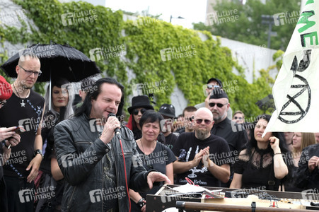 Demonstration von Bersuchern des Wave-Gotik-Treffens und Extinction Rebellion in Leipzig