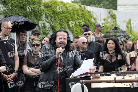 Demonstration von Bersuchern des Wave-Gotik-Treffens und Extinction Rebellion in Leipzig