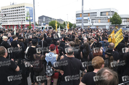 Demonstration von Bersuchern des Wave-Gotik-Treffens und Extinction Rebellion in Leipzig