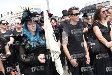 Demonstration von Bersuchern des Wave-Gotik-Treffens und Extinction Rebellion in Leipzig