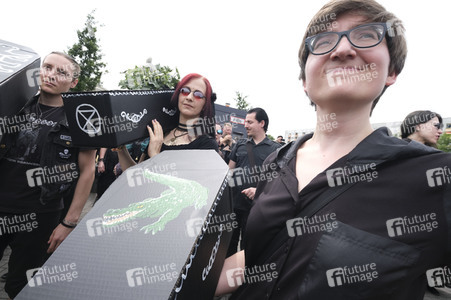 Demonstration von Bersuchern des Wave-Gotik-Treffens und Extinction Rebellion in Leipzig