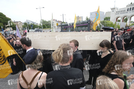 Demonstration von Bersuchern des Wave-Gotik-Treffens und Extinction Rebellion in Leipzig