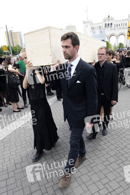 Demonstration von Bersuchern des Wave-Gotik-Treffens und Extinction Rebellion in Leipzig