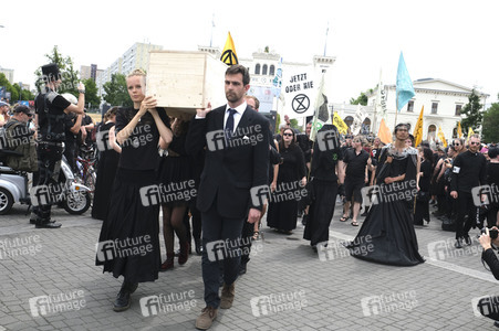 Demonstration von Bersuchern des Wave-Gotik-Treffens und Extinction Rebellion in Leipzig