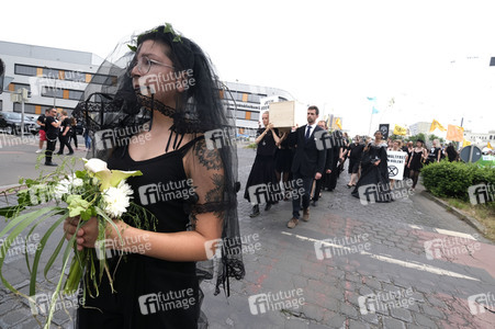 Demonstration von Bersuchern des Wave-Gotik-Treffens und Extinction Rebellion in Leipzig