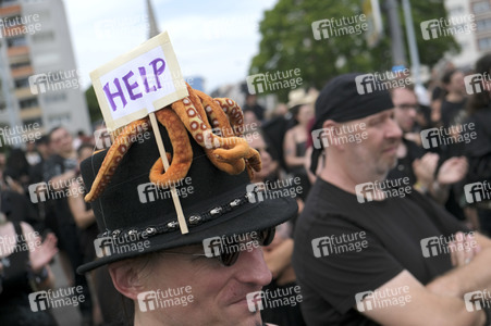 Demonstration von Bersuchern des Wave-Gotik-Treffens und Extinction Rebellion in Leipzig