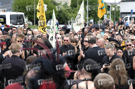 Demonstration von Bersuchern des Wave-Gotik-Treffens und Extinction Rebellion in Leipzig