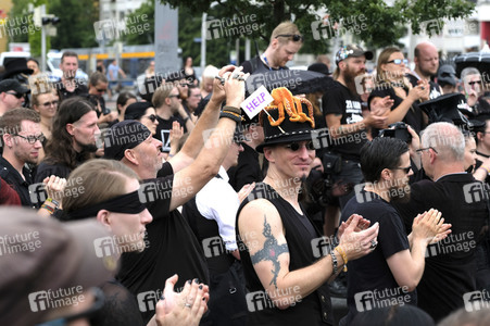 Demonstration von Bersuchern des Wave-Gotik-Treffens und Extinction Rebellion in Leipzig