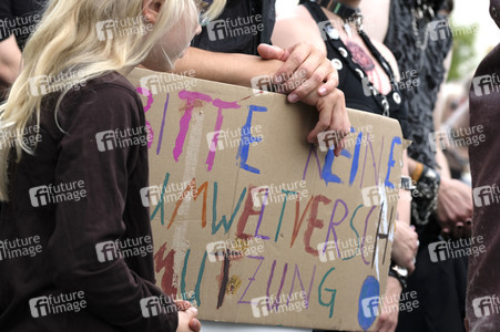 Demonstration von Bersuchern des Wave-Gotik-Treffens und Extinction Rebellion in Leipzig