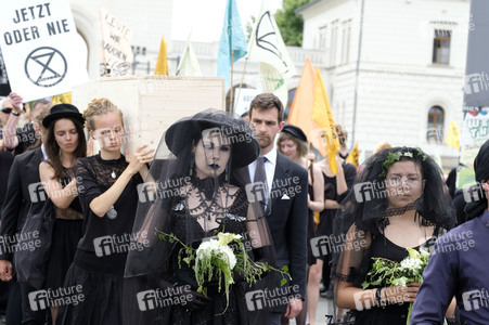 Demonstration von Bersuchern des Wave-Gotik-Treffens und Extinction Rebellion in Leipzig