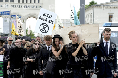 Demonstration von Bersuchern des Wave-Gotik-Treffens und Extinction Rebellion in Leipzig