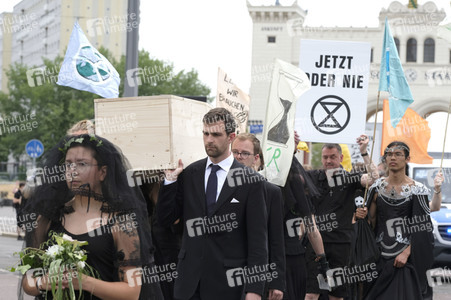 Demonstration von Bersuchern des Wave-Gotik-Treffens und Extinction Rebellion in Leipzig