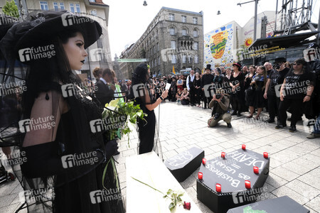Demonstration von Bersuchern des Wave-Gotik-Treffens und Extinction Rebellion in Leipzig