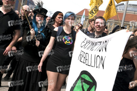 Demonstration von Bersuchern des Wave-Gotik-Treffens und Extinction Rebellion in Leipzig