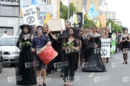 Demonstration von Bersuchern des Wave-Gotik-Treffens und Extinction Rebellion in Leipzig