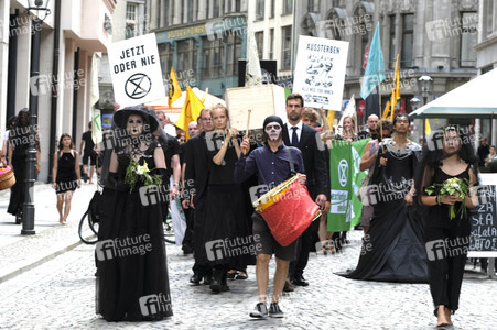Demonstration von Bersuchern des Wave-Gotik-Treffens und Extinction Rebellion in Leipzig