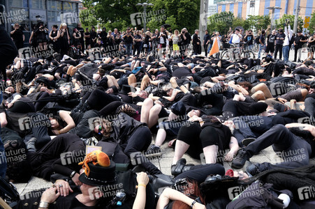 Demonstration von Bersuchern des Wave-Gotik-Treffens und Extinction Rebellion in Leipzig