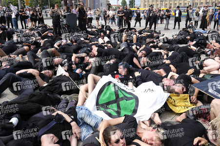 Demonstration von Bersuchern des Wave-Gotik-Treffens und Extinction Rebellion in Leipzig