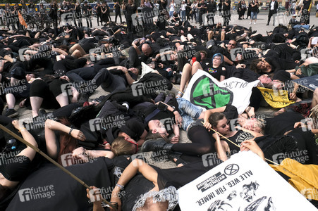 Demonstration von Bersuchern des Wave-Gotik-Treffens und Extinction Rebellion in Leipzig