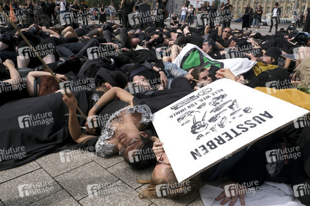 Demonstration von Bersuchern des Wave-Gotik-Treffens und Extinction Rebellion in Leipzig