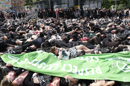 Demonstration von Bersuchern des Wave-Gotik-Treffens und Extinction Rebellion in Leipzig