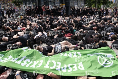 Demonstration von Bersuchern des Wave-Gotik-Treffens und Extinction Rebellion in Leipzig