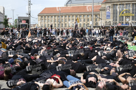 Demonstration von Bersuchern des Wave-Gotik-Treffens und Extinction Rebellion in Leipzig