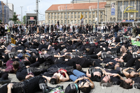 Demonstration von Bersuchern des Wave-Gotik-Treffens und Extinction Rebellion in Leipzig