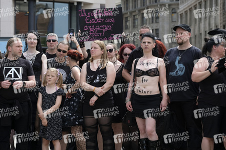 Demonstration von Bersuchern des Wave-Gotik-Treffens und Extinction Rebellion in Leipzig