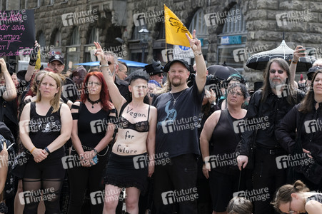 Demonstration von Bersuchern des Wave-Gotik-Treffens und Extinction Rebellion in Leipzig