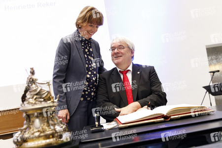 Eintrag von Axel Freimuth in das Goldene Buch der Stadt Köln