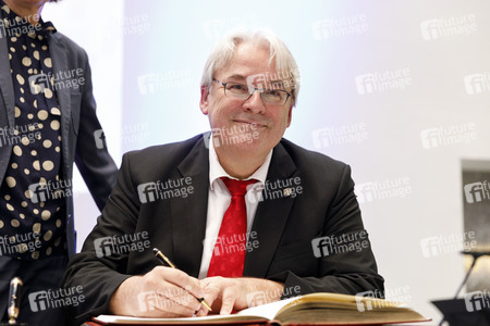 Eintrag von Axel Freimuth in das Goldene Buch der Stadt Köln