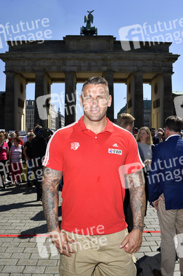 Fototermin zum 16. Internationalen Weltblutspendertag am Brandenburger Tor in Berlin