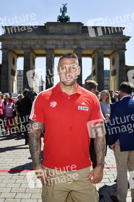 Fototermin zum 16. Internationalen Weltblutspendertag am Brandenburger Tor in Berlin