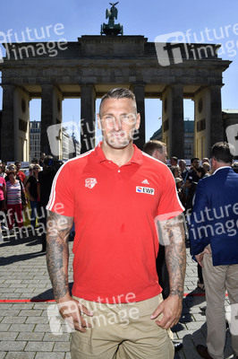 Fototermin zum 16. Internationalen Weltblutspendertag am Brandenburger Tor in Berlin