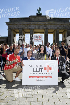 Fototermin zum 16. Internationalen Weltblutspendertag am Brandenburger Tor in Berlin