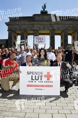 Fototermin zum 16. Internationalen Weltblutspendertag am Brandenburger Tor in Berlin
