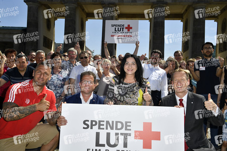 Fototermin zum 16. Internationalen Weltblutspendertag am Brandenburger Tor in Berlin