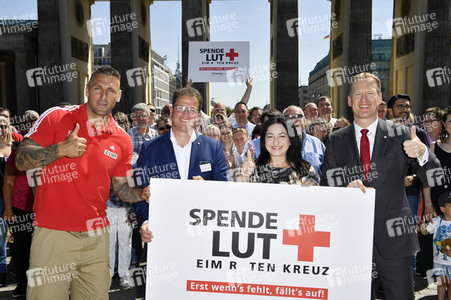 Fototermin zum 16. Internationalen Weltblutspendertag am Brandenburger Tor in Berlin