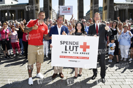 Fototermin zum 16. Internationalen Weltblutspendertag am Brandenburger Tor in Berlin