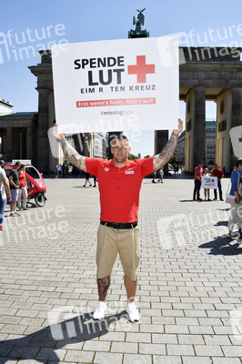 Fototermin zum 16. Internationalen Weltblutspendertag am Brandenburger Tor in Berlin