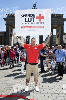 Fototermin zum 16. Internationalen Weltblutspendertag am Brandenburger Tor in Berlin