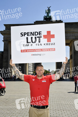 Fototermin zum 16. Internationalen Weltblutspendertag am Brandenburger Tor in Berlin