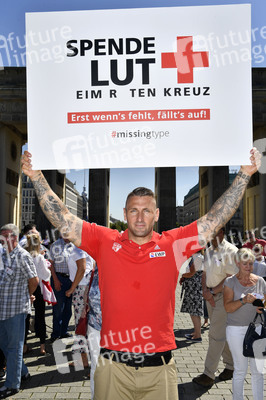 Fototermin zum 16. Internationalen Weltblutspendertag am Brandenburger Tor in Berlin