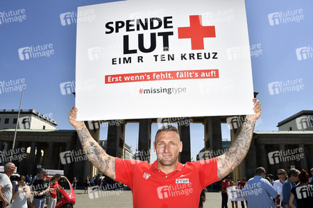 Fototermin zum 16. Internationalen Weltblutspendertag am Brandenburger Tor in Berlin