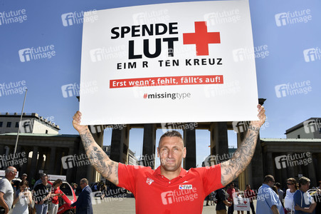 Fototermin zum 16. Internationalen Weltblutspendertag am Brandenburger Tor in Berlin