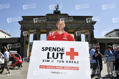 Fototermin zum 16. Internationalen Weltblutspendertag am Brandenburger Tor in Berlin